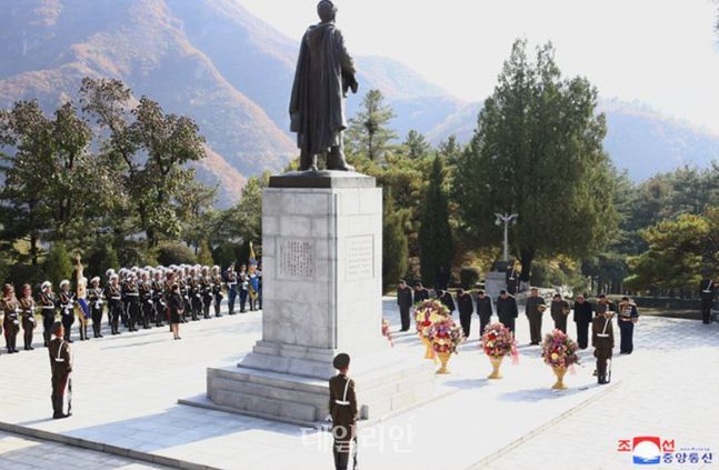 김정은 북한 국무위원장이 중국의 6·25전쟁 참전 70주년을 맞아 평안남도 회창군에 있는 중공군 열사능원을 참배했다고 조선중앙통신이 22일 보도했다. ⓒ조선중앙통신