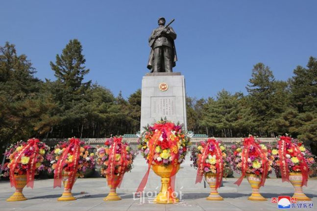 김정은 북한 국무위원장이 중국의 6·25전쟁 참전 70주년을 맞아 21일 우의탑에 꽃바구니를 보냈다고 조선중앙통신이 22일 보도했다. ⓒ조선중앙통신