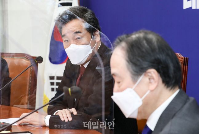 이낙연 더불어민주당 대표(왼쪽)가 22일 오전 서울 여의도 국회에서 도미타 코지 주한 일본대사를 접견하고 있다.ⓒ데일리안 박항구 기자