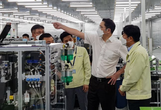 이재용 부회장이 지난 20~21일 베트남 하노이 인근에 위치한 삼성 복합단지를 찾아 스마트폰 생산공장 등을 점검하는 모습ⓒ삼성전자