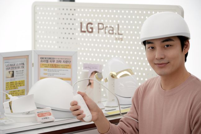 LG 프라엘 메디헤어를 착용한 LG전자 모델이 제품을 소개하고 있다.ⓒLG전자