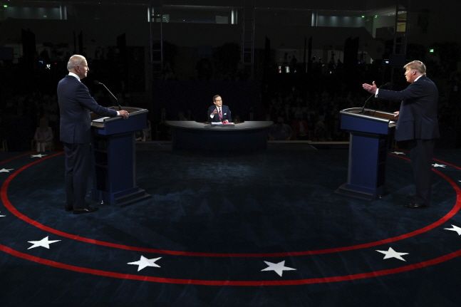 도널드 트럼프(오른쪽) 미국 대통령과 조 바이든 민주당 대선 후보가 29일(현지시간) 미 오하이오주 클리블랜드에서 열린 제1차 TV 토론에 참석하고 있다.ⓒAP/뉴시스