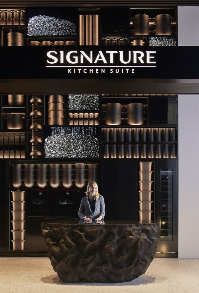 이탈리아 밀라노에 오픈한 초프리미엄 빌트인 시그니처 키친 쇼룸 1층의 리셉션 홀은 비디오 아트와 시그니처 키친 스위트 컬럼형 냉장고가 조화를 이루고 있다.ⓒLG전자