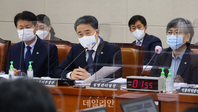 박능후 보건복지부 장관이 22일 오전 국회에서 열린 보건복지위원회 종합감사에서 의원들의 질문에 답변하고 있다.