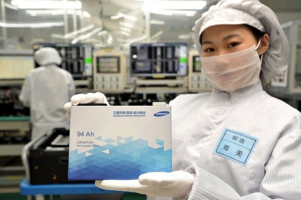 삼성SDI 중국 시안 공장 한 직원이 생산된 전기차용 배터리를 들어보이고 있다.ⓒ삼성SDI