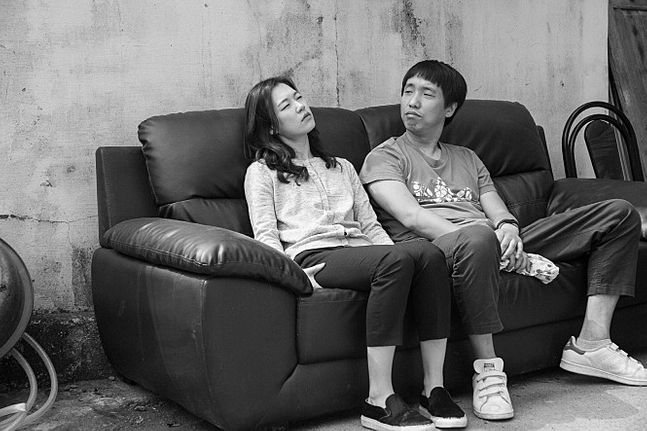 영화 '춘몽'의 주연배우 윤종빈과 한예리(오른쪽부터) ⓒ㈜스톰픽쳐스코리아, ㈜프레인글로벌 제공