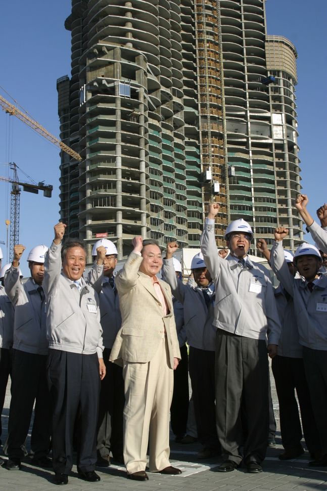 2006년 아랍에미리트연합(UAE)의 두바이에서 건설 중인 삼성물산의 당시 세계최고층빌딩 '버즈두바이' 건설현장을 찾은 이건희 삼성전자 회장. ⓒ삼성전자