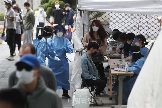 코로나19 진단검사를 위한 방문자들로 선별진료소가 인산인해를 이루고 있는 모습(자료사진). ⓒ데일리안 홍금표 기자