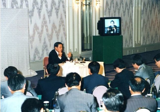 1993년 6월 7일 이건희 삼성전자 회장이 독일 프랑크푸르트에서 삼성의 주요 계열사 임원들에게 신경영을 주창하고 있다. ⓒ삼성