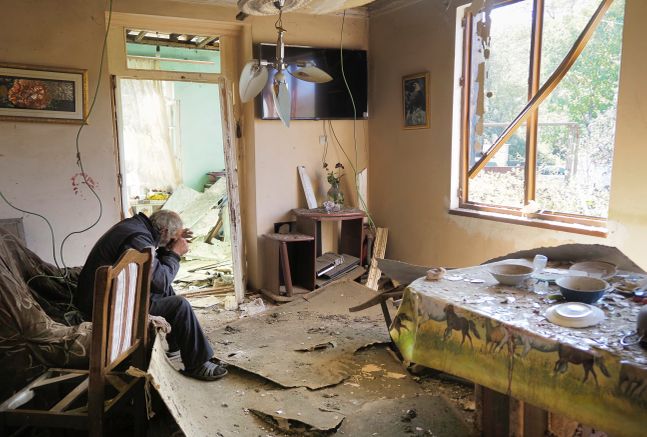 아제르바이잔군의 포격으로 파괴된 자신의 집안에서 유리 메르코얀(64)씨가 의자에 주저앉아 있다(자료사진). ⓒ뉴시스/AP