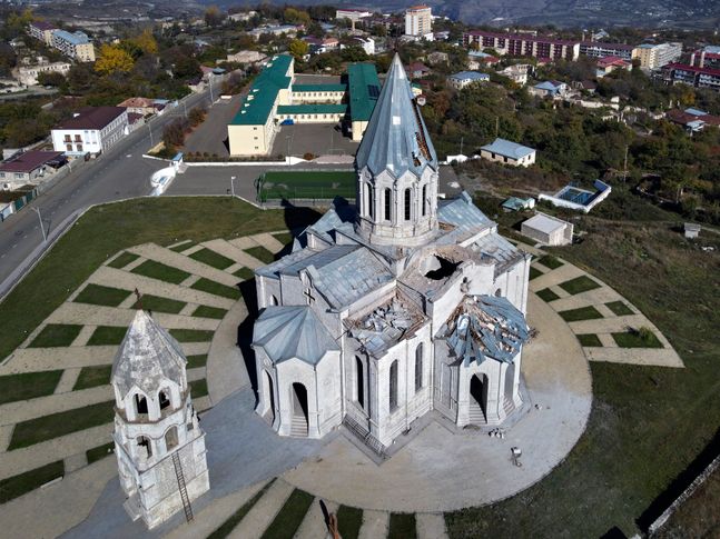 아제르바이잔군의 포격으로 아르메니아 사도 교회 소속의 '거룩한 구세주 대성당'이 크게 파괴돼 있다(자료사진). ⓒ뉴시스·AP