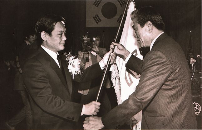 이건희 삼성그룹 회장이 지난 1987년 12월 서울 중구 호암아트홀에서 열린 취임식에서 사기를 받고 있다 ⓒ삼성전자