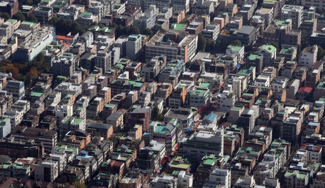 서울 롯데월드타워 전망대 '서울스카이'에서 바라본 송파구 일대 다세대 주택 등 건물들 ⓒ연합뉴스