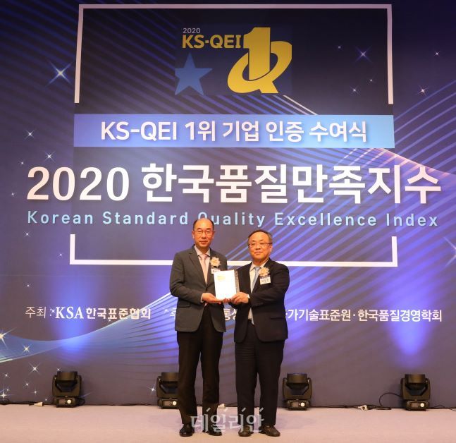 한전KPS 봉석근 방전전력사업본부장(왼쪽)과 이상진 한국표준협회 회장이 기념 촬영을 하고 있다. ⓒ한전KPS