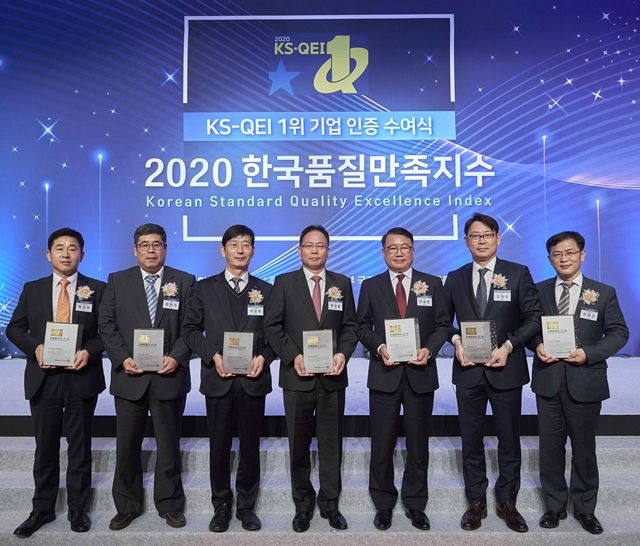 지난 23일 서울 소공동 롯데호텔에서 ‘2020 한국품질만족지수(KS-QEI)’ 시상식이 개최된 가운데, KCC 관계자들이 기념사진을 촬영하고 있다. (왼쪽부터) 박건우 KCC글라스 이사, 최헌기 KCC 이사, 이강희 KCC글라스 이사, 연진흠 KCC 상무, 오승헌 KCC 상무, 김형석 KCC 이사, 이희근 KCC글라스 이사 ⓒKCC