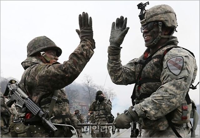 주한미군사령부가 파견한 제1공수특전단과 제75레인저연대가 한국 특수전사령부와 연합훈련을 하고 있는 모습(자료사진). ⓒ연합뉴스