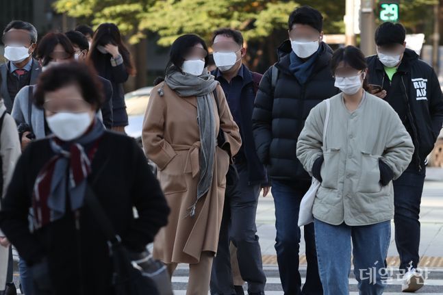 지난 15일 오전 서울 광화문네거리에 시민들이 출근 하고 있다.(자료사진) ⓒ데일리안 류영주 기자