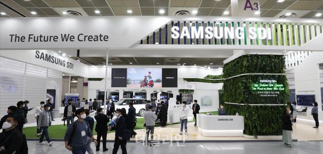 지난 21일 서울 삼성동 코엑스에서 개막한 '인터배터리 2020'에 마련된 삼성SDI 전시부스에서 관람객들이 전시 제품들을 살펴보고 있다.ⓒ데일리안 홍금표 기자