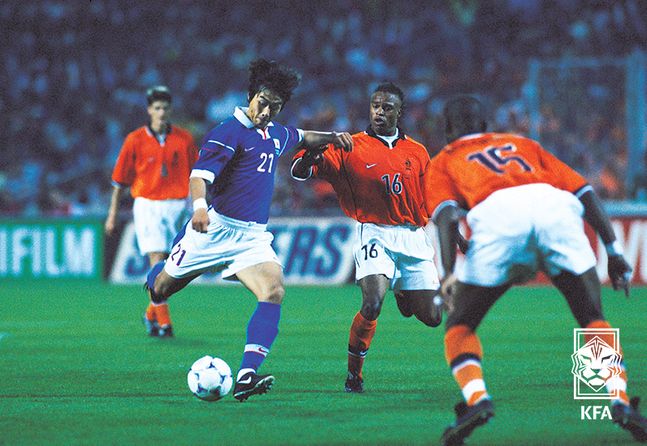 이동국이 1998년 프랑스 월드컵 네덜란드전에서 슈팅을 기록하고 있다. ⓒ 대한축구협회