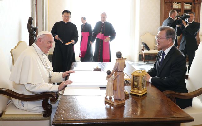 문재인 대통령이 2018년 10월 18일 로마 바티칸 교황궁 교황 집무실에서 프란치스코 교황과 면담하고 있다. ⓒ뉴시스