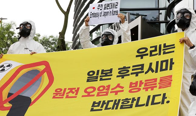 국제 환경단체 그린피스 활동가들이 30일 오전 서울 종로구 일본대사관 앞에서 원전 오염수 방류 계획 철회를 촉구하는 기자회견을 하고 있다. ⓒ뉴시스
