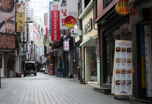 코로나19 재확산으로 인한 사회적 거리두기 2.5단계 시행중인 8일 서울 명동의 음식가게 거리가 한산하다.ⓒ뉴시스