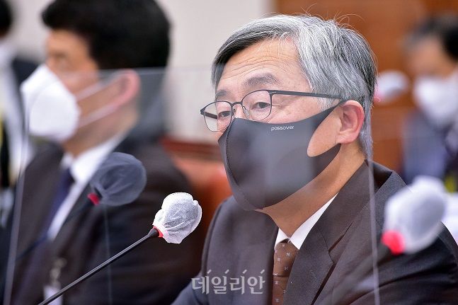 최재형 감사원장이 15일 서울 여의도 국회에서 열린 법제사법위원회의 감사원에 대한 국정감사에서 의원 질의를 듣고 있다. ⓒ뉴시스