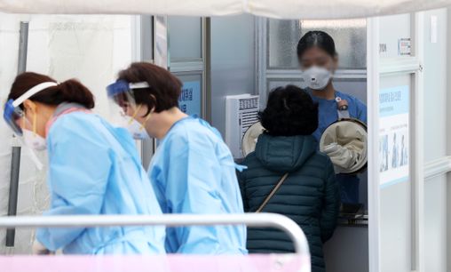 27일 오전 서울 중구 국립중앙의료원에 마련된 신종 코로나바이러스 감염증(코로나19) 선별진료소에서 의료진이 코로나19 검사를 받기 위해 찾은 시민들의 검체를 채취하고 있다.ⓒ뉴시스