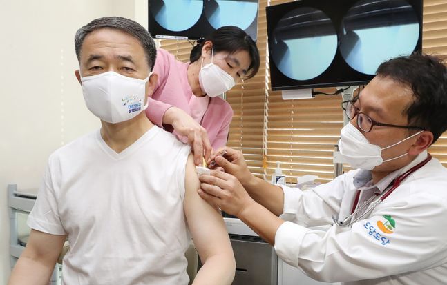 박능후 보건복지부 장관이 27일 오후 세종시의 한 병원을 찾아 인플루엔자(독감) 예방접종을 하고 있다.ⓒ뉴시스