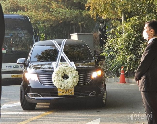 이건희 회장의 관이 실린 운구차량이 장례식장 밖으로 향하고 있다. ⓒ 데일리안 이호연 기자
