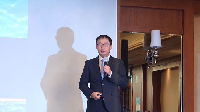 구현모 KT 대표가 28일 서울 그랜드 인터컨티넨탈 파르나스 호텔에서 ‘KT 경영진 기자간담회’를 갖고 회사 사업 전략을 설명하고 있다.ⓒ데일리안 김은경 기자