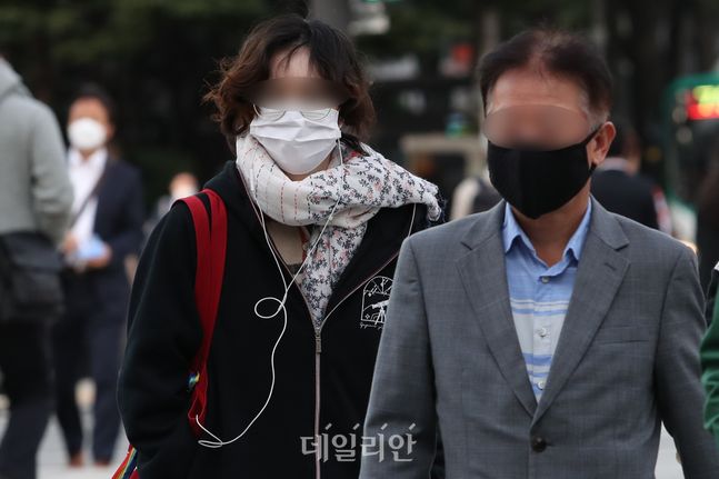 아침기온이 10도 이하로 떨어지며 올가을 들어 가장 쌀쌀한 날씨를 보인 지난 15일 오전 서울 광화문네거리에 시민들이 출근을 하고 있다.(자료사진) ⓒ데일리안 류영주 기자