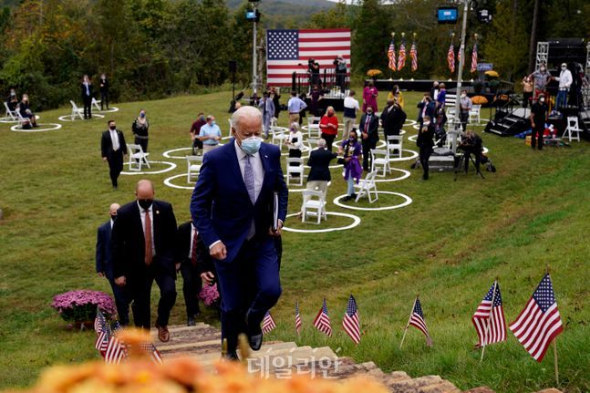 조 바이든 미국 민주당 대선후보가 27일(현지시각) 조지아주 웜 스프링스에서 현장 유세를 마치고 떠나고 있다. ⓒAP/뉴시스