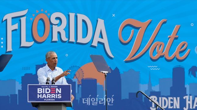 버락 오바마 전 미국 대통령이 27일(현지시간) 핵심 경합주인 플로리다주 올랜도에서 조 바이든 민주당 대선 후보를 위한 드라이브-인 지원 유세를 하고 있다. ⓒAP/뉴시스