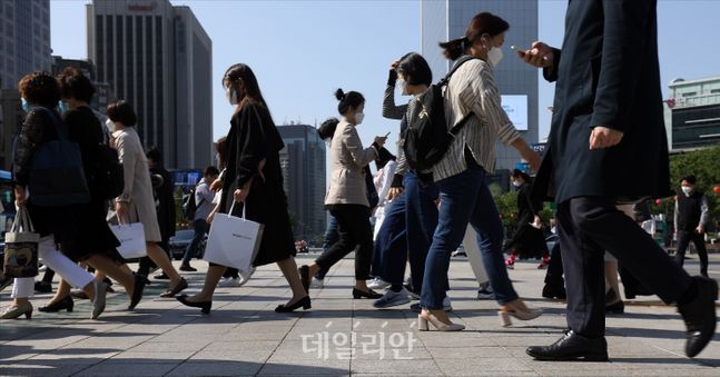 서울 종로구 광화문네거리에서 마스크를 착용한 시민들이 길을 지나고 있다(자료사진). ⓒ데일리안 홍금표 기자