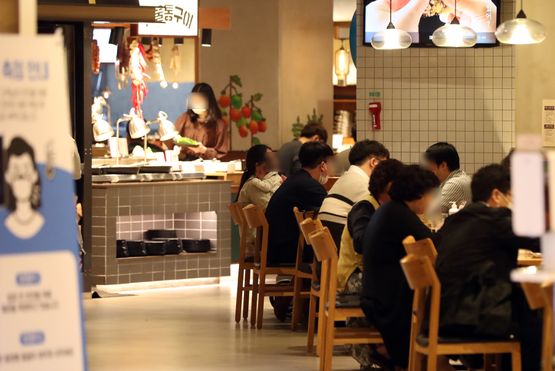 정부가 코로나19 확산 방지를 위한 사회적 거리두기 2단계를 1단계로 조정한 12일 서울의 한 뷔페 식당을 찾은 시민들이 점심 식사를 하고 있다.ⓒ뉴시스