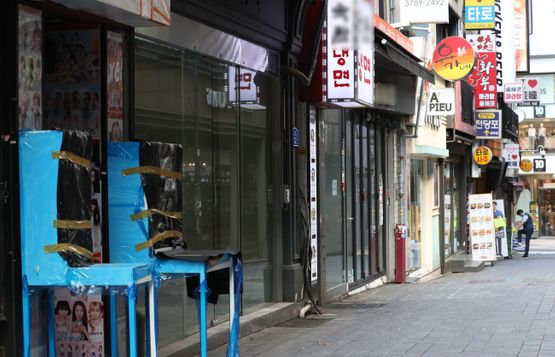 서울 명동의 가게들이 폐업한 상태로 방치돼 있다.ⓒ뉴시스