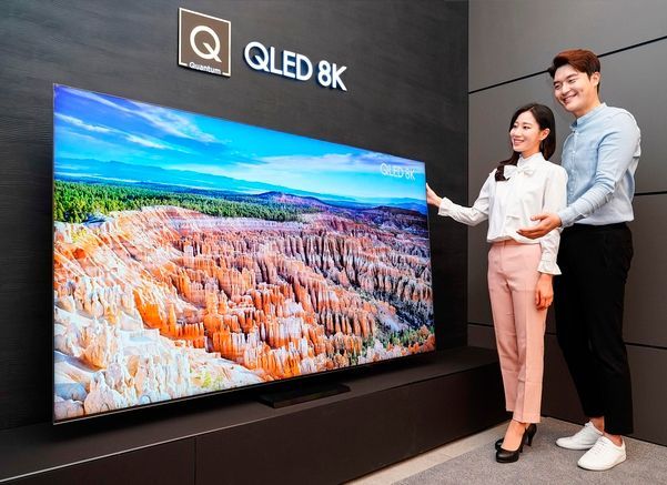 삼성전자 모델이 삼성 프리미엄 스토어 갤러리아 광교점에서 2020년형 QLED 8K TV 85인치 QT950S 신제품을 소개하고 있다.ⓒ삼성전자