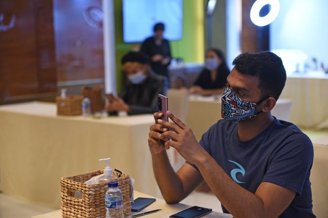 지난달 18일 인도네시아 자카르타에서 열린 삼성전자 ‘갤럭시노트20’ 출시 행사에 참석한 현지 기자가 제품을 체험하고 있다.ⓒ삼성전자