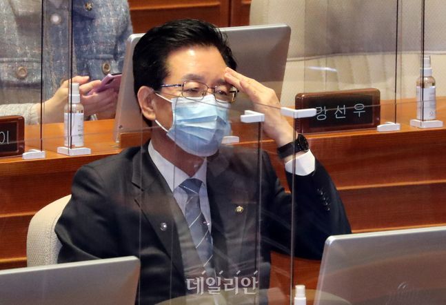 정부로부터 체포동의안이 제출된 정정순 더불어민주당 의원이 28일 국회 본회의에 출석해 자리에 앉아 있다.ⓒ데일리안 박항구 기자