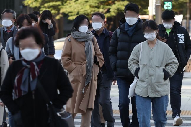 서울 종로구 광화문네거리에 시민들이 출근을 하고 있다. ⓒ데일리안 류영주 기자