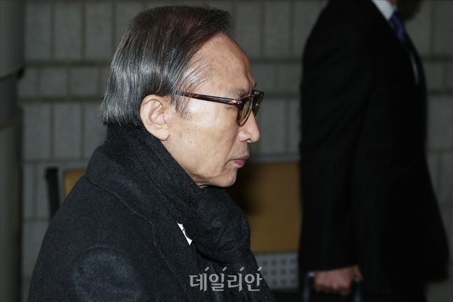 지난 2월 19일 서울고등법원에서 열린 항소심 선고 공판에 출석했던 이명박 전 대통령의 모습. ⓒ데일리안 홍금표 기자