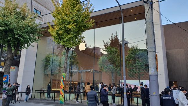 애플 5세대 이동통신(5G) 스마트폰 ‘아이폰12’와 ‘아이폰12 프로’가 국내 출시된 30일 오전 서울 강남구 가로수길 애플 스토어 매장 옆에 10여명의 대기자가 줄을 서 있는 모습.ⓒ데일리안 김은경 기자