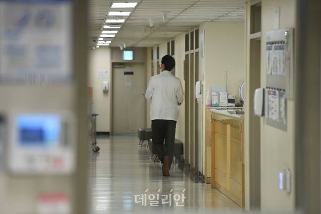 서울 한 대학병원에서 의료진들이 이동하고 있는 모습(자료사진). ⓒ데일리안 류영주 기자