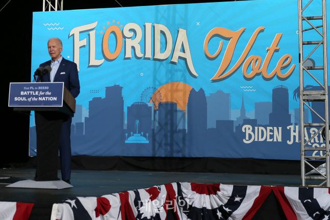 조 바이든 미국 민주당 대선후보가 29일(현지시각) 플로리다 탬파에서 열린 드라이브인 유세에서 지지자들에게 연설하고 있다. ⓒAP/뉴시스