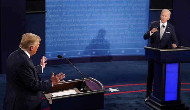 도널드 트럼프 미국 대통령과 조 바이든 민주당 대선 후보가 29일(현지시간) 미 오하이오주 클리블랜드에서 열린 제1차 TV 토론에 참석하고 있다. ⓒ뉴시스