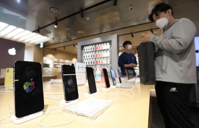 애플의 첫 5G 모델인 아이폰12가 출시된 30일 오전 서울 송파구 하이마트 메가스토어 잠실점에 아이폰12와 아이폰12PRO 제품이 전시되어 있다. ⓒ데일리안 홍금표 기자