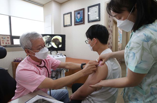 지난 13일 서울 송파구의 한 소아과에서 청소년이 독감 예방접종을 하고 있다. ⓒ데일리안 류영주 기자