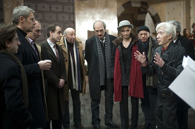 영화 촬영현장에서 디렉팅 중인 알랭 레네(맨 오른쪽) ⓒ