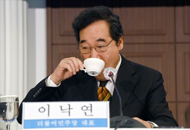 이낙연 더불어민주당 대표가 17일 오전 서울 중구 한국프레스센터에서 열린 관훈토론회에서 물을 마시고 있다. ⓒ데일리안 홍금표 기자